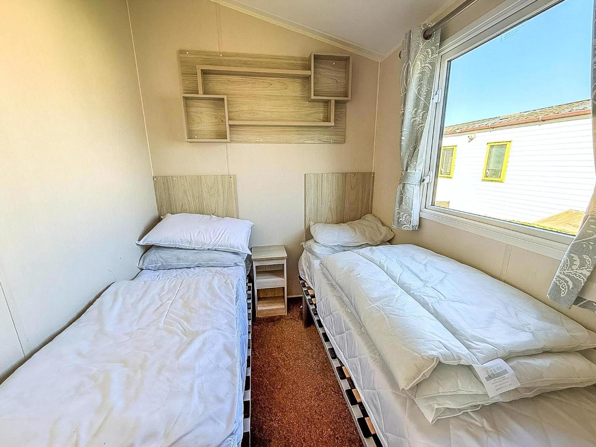 8 Berth Caravan For Hire At St Osyth Beach Ref 28047R Clacton-on-Sea Exterior photo